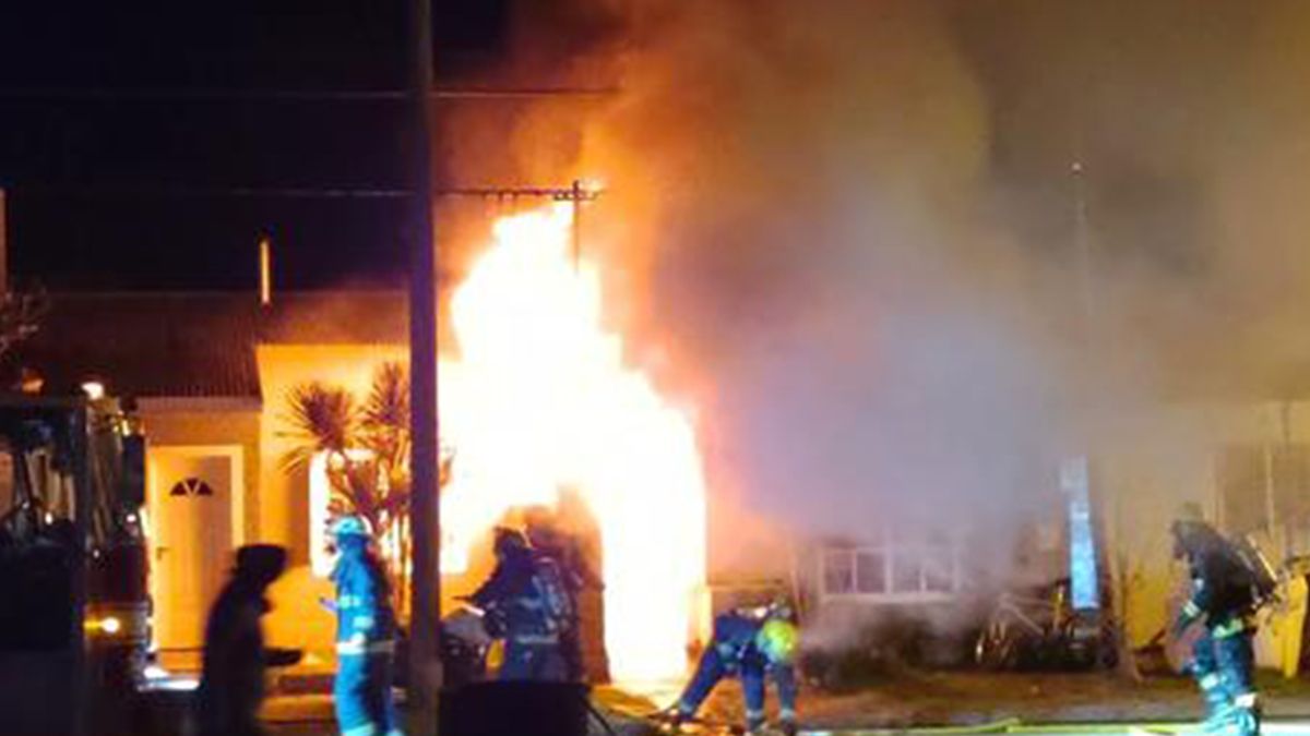 Los primeros en llegar al lugar del hecho y controlar el foco ígneo fue personal de Bomberos Voluntarios de San Carlos Sud. Fuente: elurbanodesancarlos.com