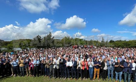 Cientos de dirigentes de la UCR, el PRO y el PS, entre otros partidos participaron del acto en Cayastá donde se lanzó el frente Unidos para Cambiar Santa Fe. Cientos de dirigentes de la UCR, el PRO y el PS, entre otros partidos participaron del acto en Cayastá donde se lanzó el frente Unidos para Cambiar Santa Fe.