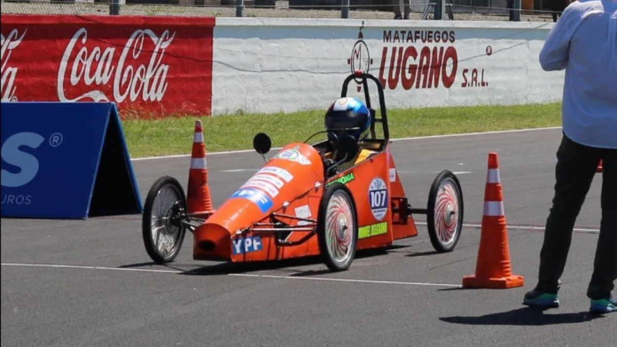 Jóvenes de una escuela de Santa Fe construyeron un auto eléctrico y buscan competir en el Desafío Eco YPF