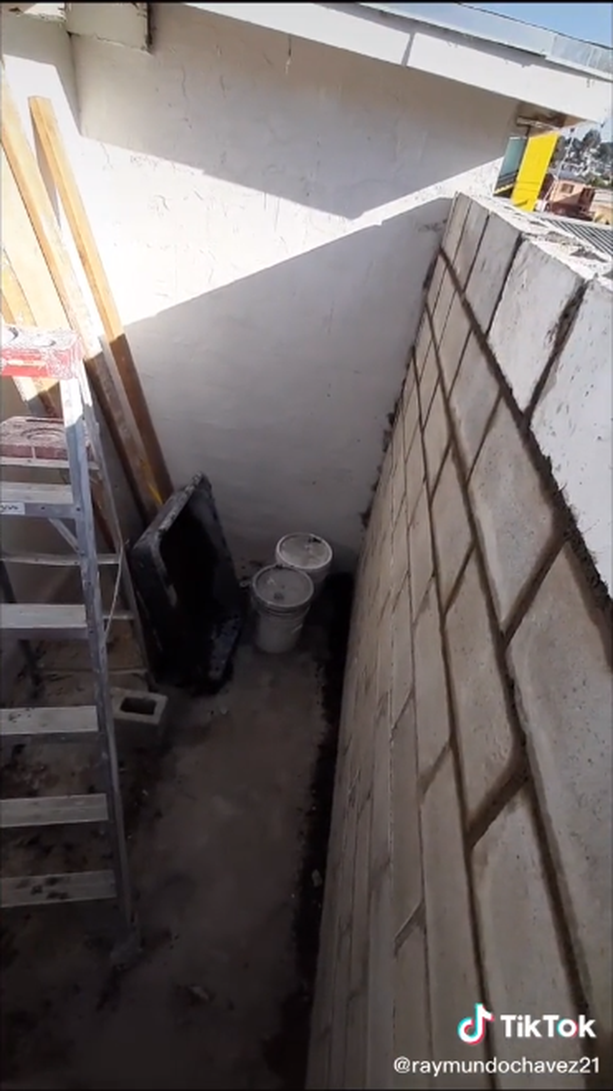 Era su primer día, se olvidó de hacer una puerta para salir y se volvió viral en TikTok.