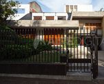 El miércoles, agentes de investigación y de fuerzas tácticas irrumpieron en una suntuosa propiedad de la Costanera. El miércoles, agentes de investigación y de fuerzas tácticas irrumpieron en una suntuosa propiedad de la Costanera.