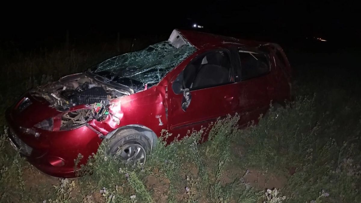 Así quedó el automóvil de la víctima fatal tras el vuelco.