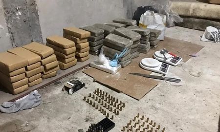 Desmantelaron un galpón de acopio de drogas en Barracas Desmantelaron un galpón de acopio de drogas en Barracas