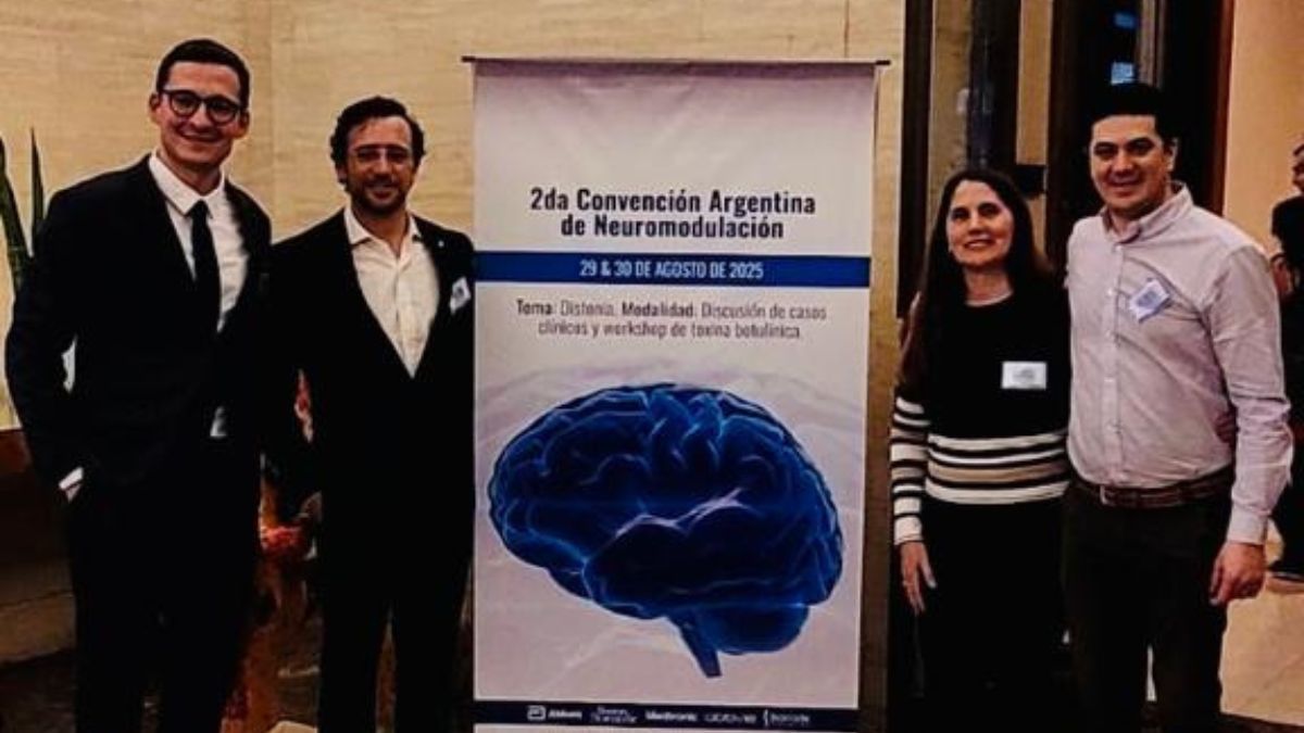 El neurocirujano Pablo Andrés Mortarino junto a su equipo los doctores Tomás De la Riestra, María Eugenia Ferri y Mauricio Chamorro.
