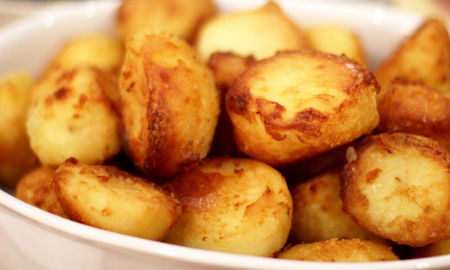 Cómo evitar que las papas se amontonen en la bandeja del horno Cómo evitar que las papas se amontonen en la bandeja del horno