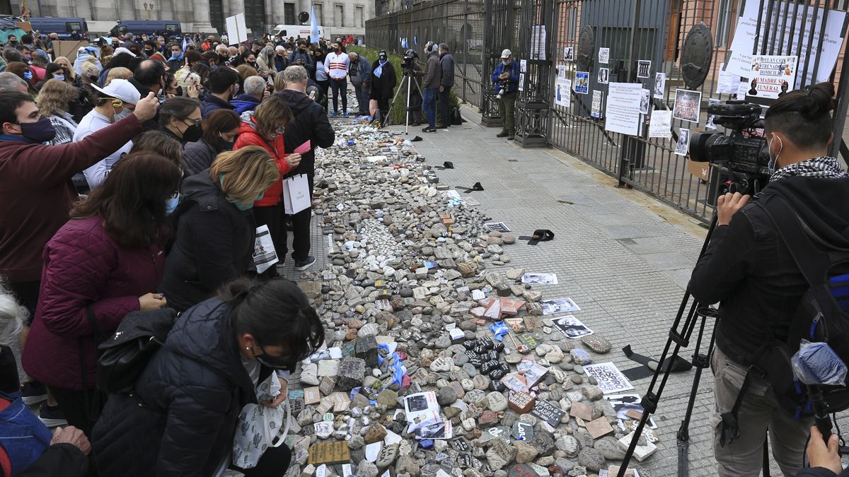En las piedras están los nombres de los fallecidos por covid.