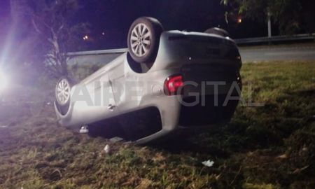 autopista rosario - santa fe : volco un joven automovilista a la altura del hotel de colon autopista rosario - santa fe : volco un joven automovilista a la altura del hotel de colon