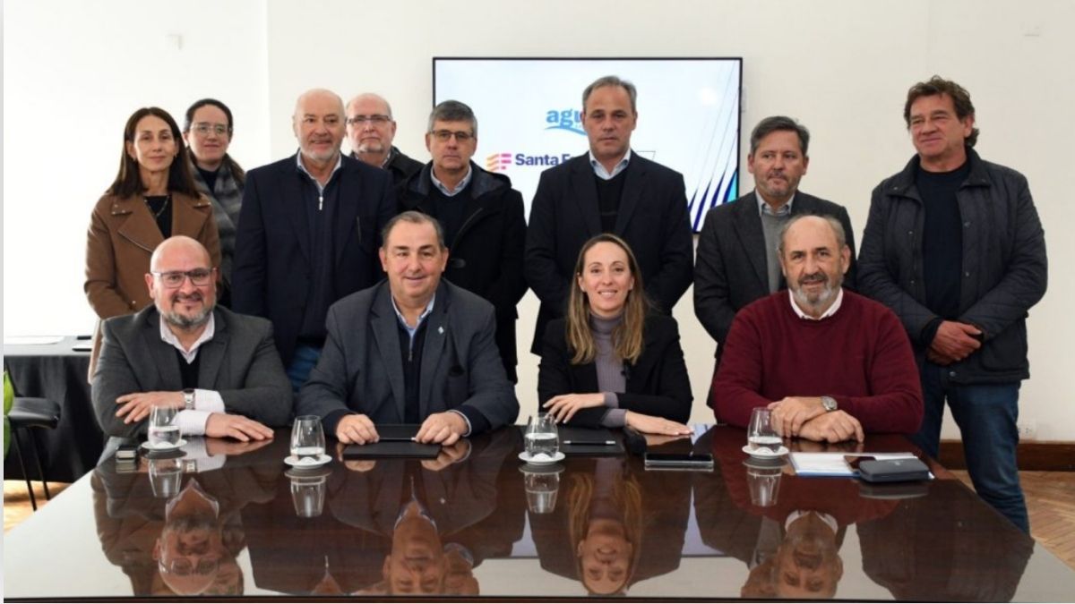 El intendente Juan Pablo Poletti destacó el trabajo articulado entre el municipio, el Gobierno provincial y Aguas Santafesinas para definir las prioridades de inversión y llevar soluciones concretas a los barrios de la ciudad. El intendente Juan Pablo Poletti destacó el trabajo articulado entre el municipio, el Gobierno provincial y Aguas Santafesinas para definir las prioridades de inversión y llevar soluciones concretas a los barrios de la ciudad.
