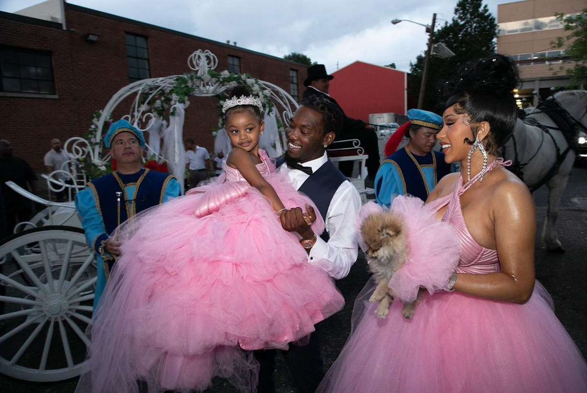 Llevaron el mismo vestido de princesa para el cumpleaños de la pequeña.