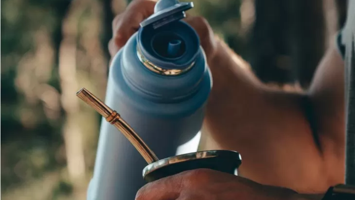 Murió intoxicado por usar el mismo termo durante 10 años: el componente que lo envenenó sin que lo notara