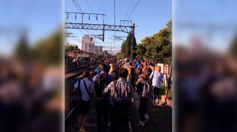 Dos hombres que viajaban en el techo del tren recibieron una descarga eléctrica