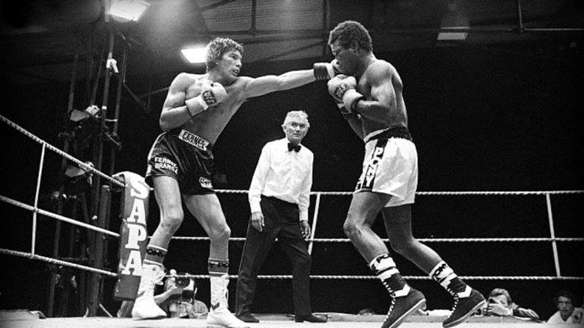 Como siempre lo hizo en su carrera, Carlos aprovechó criteriosamente su largo de brazos para mantener a raya a Valdés el cual, cada vez que quiso acortar distancias, se encontró con el jab primero, y la derecha a fondo del campeón después.