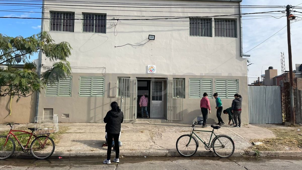 Robaron motos en un bachillerato de adultos en el barrio Los Hornos.