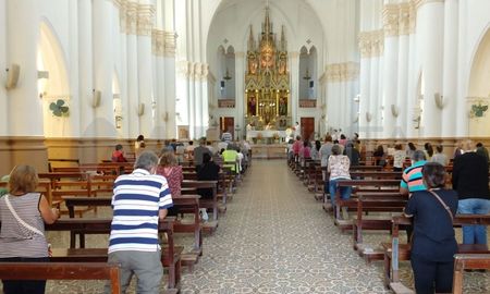 Este año, la Fiesta de Guadalupe se desarrolla bajo estrictos protocolos de prevención. El ingreso a la Basílica es por orden de llegada, hasta completar el 30% de aforo autorizado. Este año, la Fiesta de Guadalupe se desarrolla bajo estrictos protocolos de prevención. El ingreso a la Basílica es por orden de llegada, hasta completar el 30% de aforo autorizado.