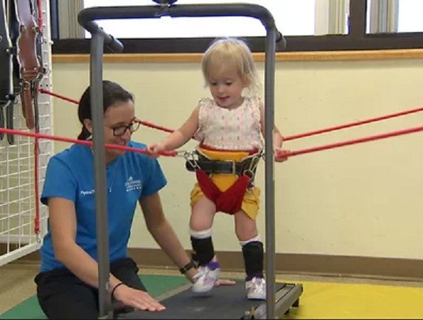 Los médicos dijeron que estaría paralizada pero logra caminar gracias a “Baby Shark”