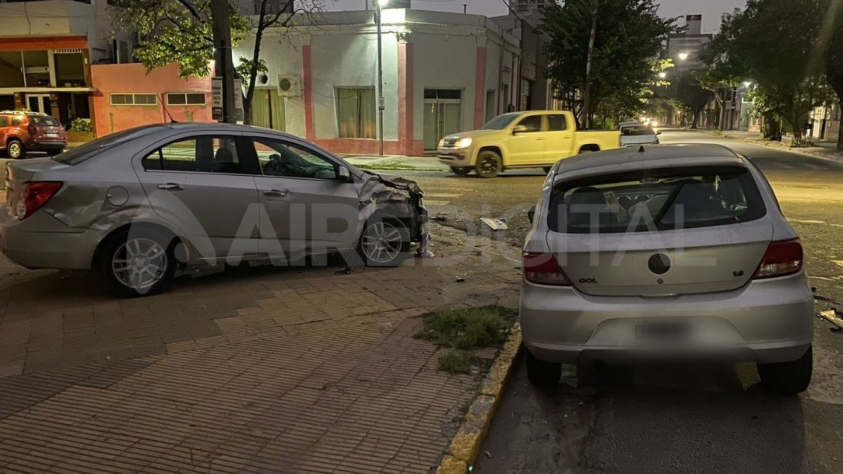 El Chevrolet Sonic quedó arriba de la vereda y, a unos metros, el Volkswagen Gol. El Chevrolet Sonic quedó arriba de la vereda y, a unos metros, el Volkswagen Gol.