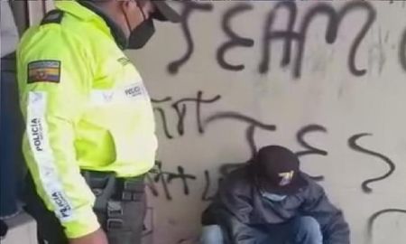 Un policía le regaló su calzado en plena calle a un inmigrante descalzo Un policía le regaló su calzado en plena calle a un inmigrante descalzo