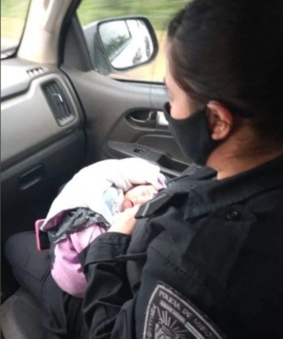 Así trasladaban a Milagros al hospital, minutos después de hallarla apuñalada.