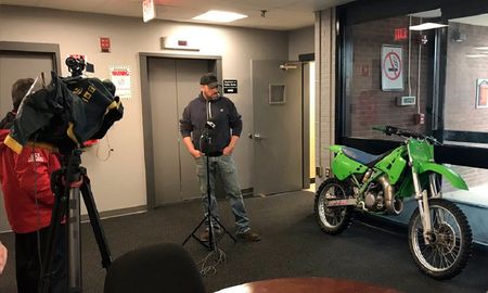 la policia encontro una moto robada y se la devuelve a su dueno 27 anos despues la policia encontro una moto robada y se la devuelve a su dueno 27 anos despues