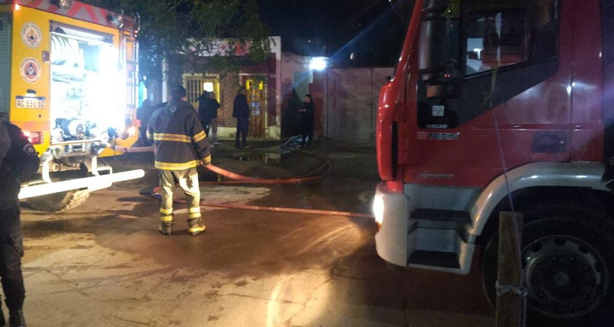 Bomberos trabajaron en la extinción del fuego que consumió por completo la vivienda de calle Hugo Wast al 6500.El incendio se produjo en una vivienda de barrio Yapeyú.