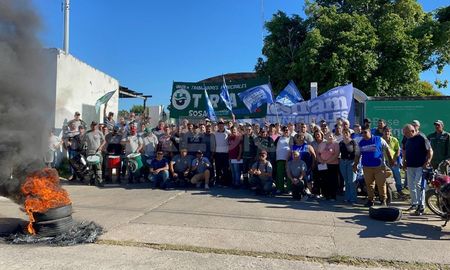 Los trabajadores municipales de la Base Derqui realizaron una asamblea en el marco de la tercera jornada de lucha. Los trabajadores municipales de la Base Derqui realizaron una asamblea en el marco de la tercera jornada de lucha.