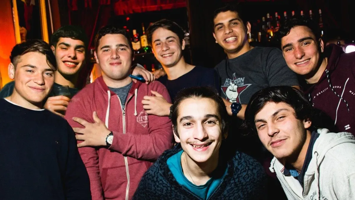 El grupo, Máximo Thomsen (23), Enzo Comelli (22), Matías Benicelli (23), Blas Cinalli (21), Ayrton Viollaz (23), y Luciano (21), Ciro (22) y Lucas Pertossi (23), parecía un grupo compacto y con pacto de silencio se quebró.