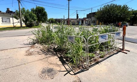 Dos corralitos señalizados por Aguas Santafesinas permanecen instalados desde hace varias semanas en la esquina de Gobernador Freyre y Lavaisse. Dos corralitos señalizados por Aguas Santafesinas permanecen instalados desde hace varias semanas en la esquina de Gobernador Freyre y Lavaisse.