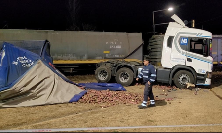 Impactante accidente en Venado Tuerto: un tren embistió un camión en la Ruta 8 Impactante accidente en Venado Tuerto: un tren embistió un camión en la Ruta 8