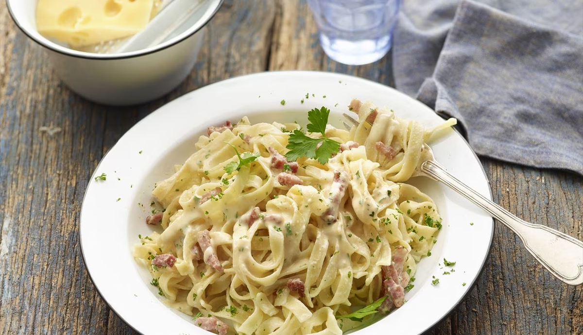 La pasta a la carbonara es un plato delicioso y rápido de hacer. La pasta a la carbonara es un plato delicioso y rápido de hacer.
