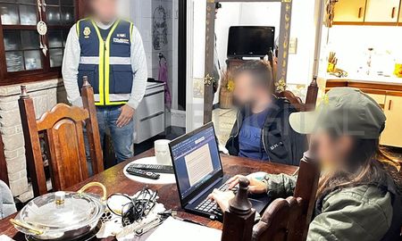 Gendarmería cuando detuvo al principal investigado en su departamento de la ciudad de Santa Fe. Gendarmería cuando detuvo al principal investigado en su departamento de la ciudad de Santa Fe.