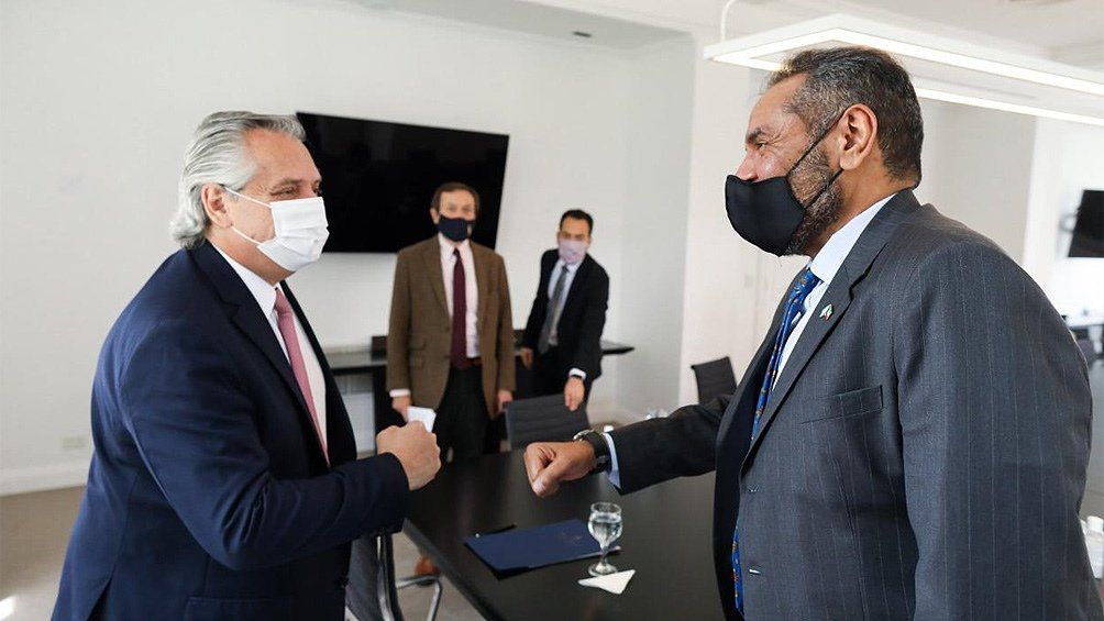 En Olivos, el Presidente estuvo acompañado por el secretario de Asuntos Estratégicos, Gustavo Beliz, y el embajador de Kuwait en Argentina, Abdullah Ali Alyahya.