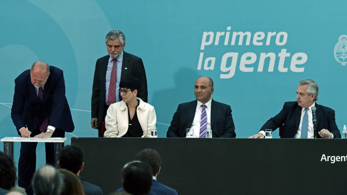 Omar Perotti firma el acuerdo con Nación para invertir en obras para Santa Fe.