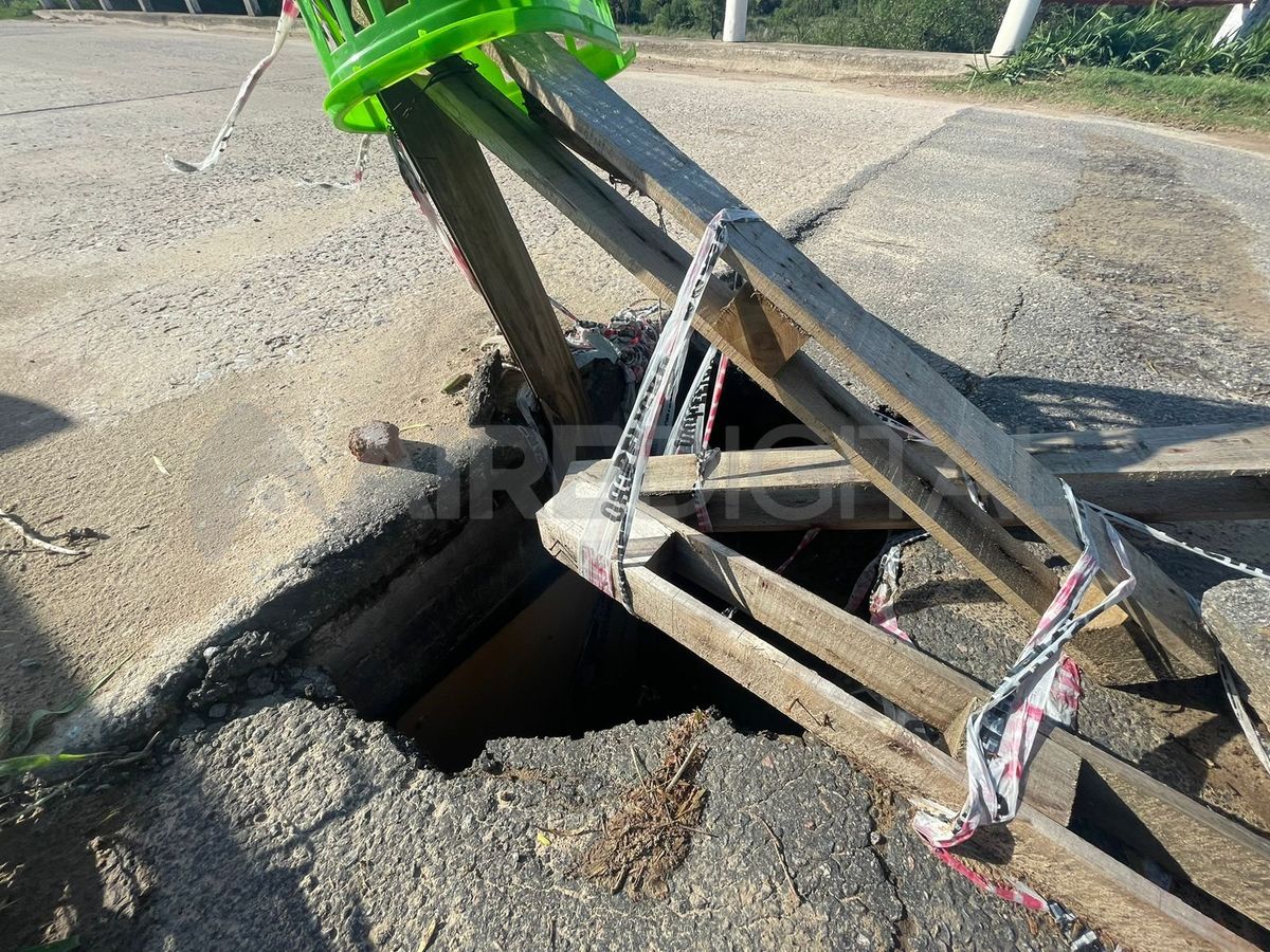 El socavón en el puente de Colastiné Sur crece en tamaño. El socavón en el puente de Colastiné Sur crece en tamaño.