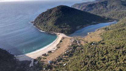 Escapada a un destino secreto de Chile, con arena blanca y selva valdiviana que fascina