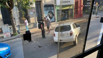 Un auto cayó este martes en un pozo en Suipacha y 9 de Julio, en el centro Santa Fe.&nbsp;