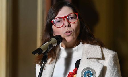 Su primer día como ministra de Economía fue de variada intensidad, mientras los mercados financieros seguían sumidos en la incertidumbre y acentuaban la volatilidad. Su primer día como ministra de Economía fue de variada intensidad, mientras los mercados financieros seguían sumidos en la incertidumbre y acentuaban la volatilidad.