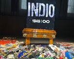 Los fanáticos que ingresan al recinto para darle el último adiós al Indio Solari, dejan recuerdos junto a su ídolo. Los fanáticos que ingresan al recinto para darle el último adiós al Indio Solari, dejan recuerdos junto a su ídolo.