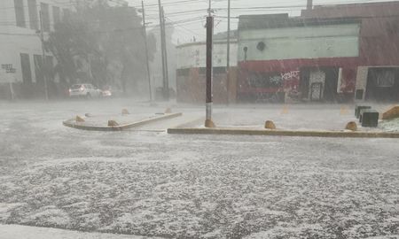 El granizo tiñó las calles de la Provincia de Buenos Aires de blanco. Fuertes lluvias y tormentas en el inicio del fin de semana largo. El granizo tiñó las calles de la Provincia de Buenos Aires de blanco. Fuertes lluvias y tormentas en el inicio del fin de semana largo.