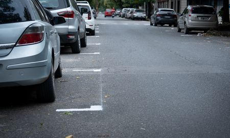 El Concejo Municipal dio luz verde a un proyecto que solicita al Ejecutivo un estudio para permitir el estacionamiento en ambas manos en más de 250 cuadras. El Concejo Municipal dio luz verde a un proyecto que solicita al Ejecutivo un estudio para permitir el estacionamiento en ambas manos en más de 250 cuadras.