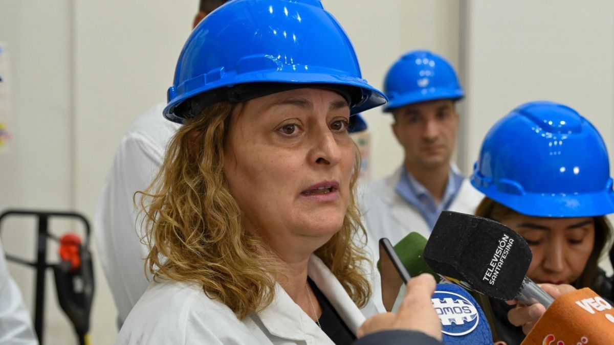 La ministra de Salud de la Provincia, Silvia Ciancio, recorrió este martes el Laboratorio Industrial Farmacéutico (LIF), en la ciudad de Santa Fe.