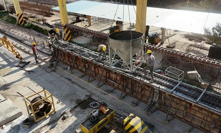 Avanza la construcción del nuevo puente Santa Fe–Santo Tomé: pilotes y columnas ya se alzan sobre el río mientras los equipos trabajan día y noche. Avanza la construcción del nuevo puente Santa Fe–Santo Tomé: pilotes y columnas ya se alzan sobre el río mientras los equipos trabajan día y noche.