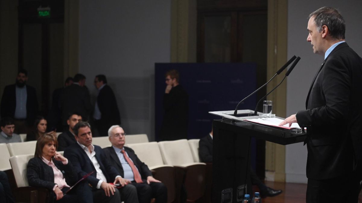 El vocero presidencial Manuel Adorni anunció esta mañana que el Gobierno de Milei impulsará una serie de modificaciones al régimen migratorio.