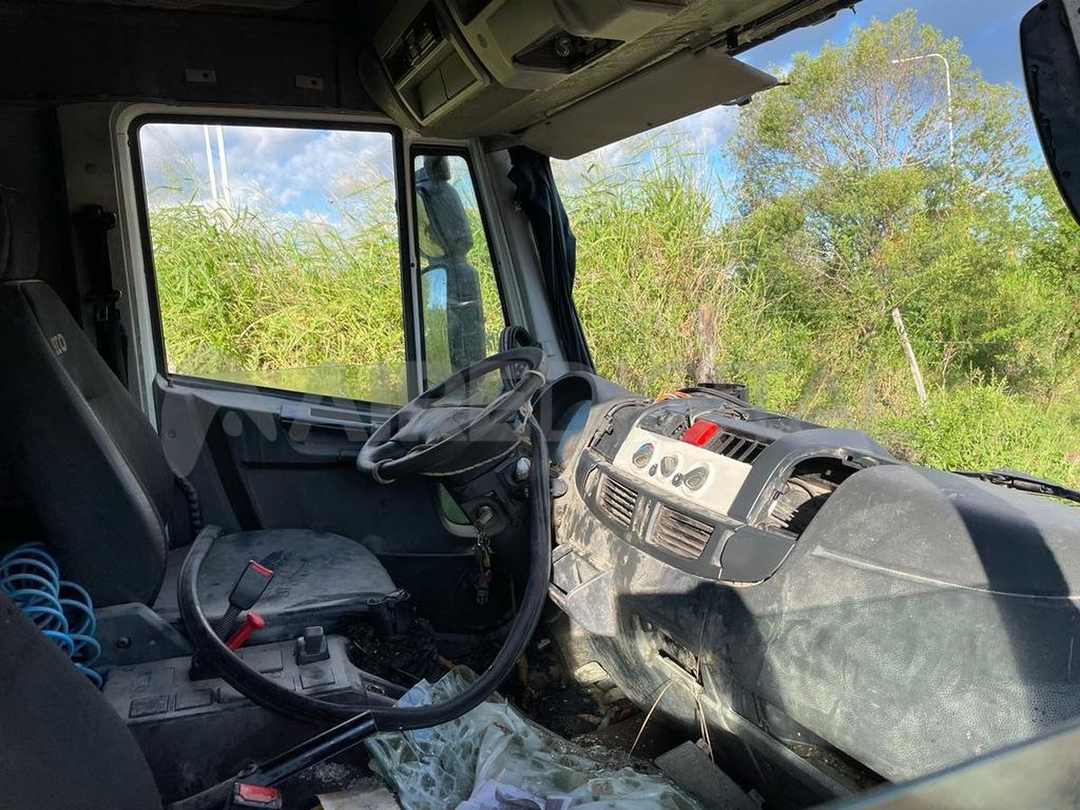 Así quedó el volante y la zona donde iba el conductor del camión. Así quedó el volante y la zona donde iba el conductor del camión.
