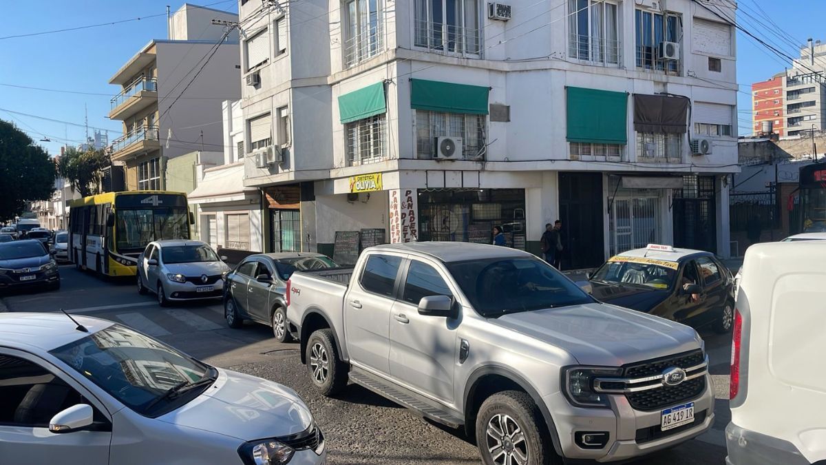 Los automovilistas circulan en contra mano por 4 de Enero