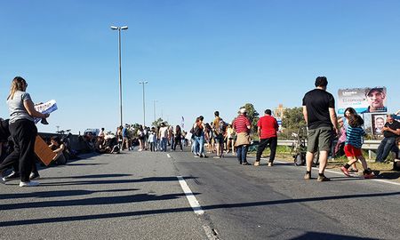 El corte, que se extendía hasta las 19 horas, generó demoras a decenas de autos, camiones y camionetas que intentaban circulan por ese estratégico lugar que comunica a Santa Fe con Entre Ríos. El corte, que se extendía hasta las 19 horas, generó demoras a decenas de autos, camiones y camionetas que intentaban circulan por ese estratégico lugar que comunica a Santa Fe con Entre Ríos.