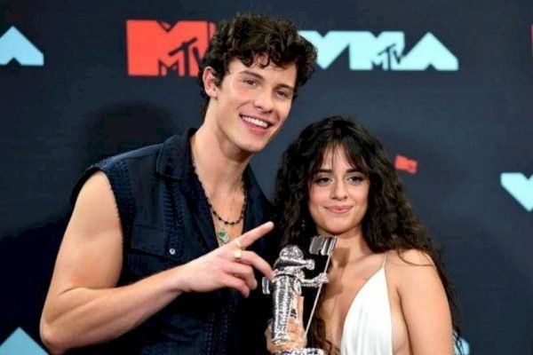 Camila Cabello y Shawn Mendes: el beso que incendió las redes