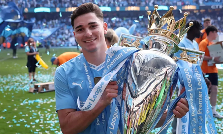El gran susto de Julián Álvarez en medio de los festejos del Manchester City El gran susto de Julián Álvarez en medio de los festejos del Manchester City