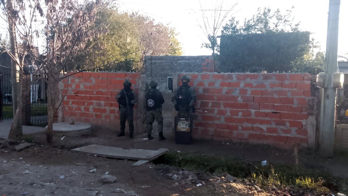 Al efectuar las inspecciones, los gendarmes aseguraron los perímetros fijados en distintos sectores del barrio Barranquitas y hallaron dosis de cocaína y marihuana, fraccionadas para su comercialización. Al efectuar las inspecciones, los gendarmes aseguraron los perímetros fijados en distintos sectores del barrio Barranquitas y hallaron dosis de cocaína y marihuana, fraccionadas para su comercialización.