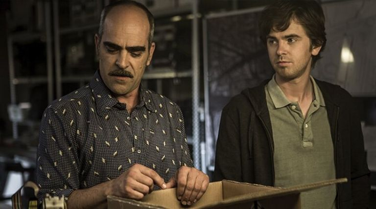 Luis Tosar (Simón) y Freddie Highmore (Thom)