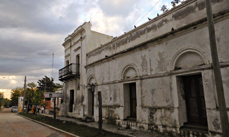 Este rincón serrano atrapa a los viajeros con la mística de su antigua posta del Camino Real, un templo colonial considerado Monumento Histórico Nacional, el imponente cerro volcánico El Morro y la calidez de un entorno natural virgen. Este rincón serrano atrapa a los viajeros con la mística de su antigua posta del Camino Real, un templo colonial considerado Monumento Histórico Nacional, el imponente cerro volcánico El Morro y la calidez de un entorno natural virgen.